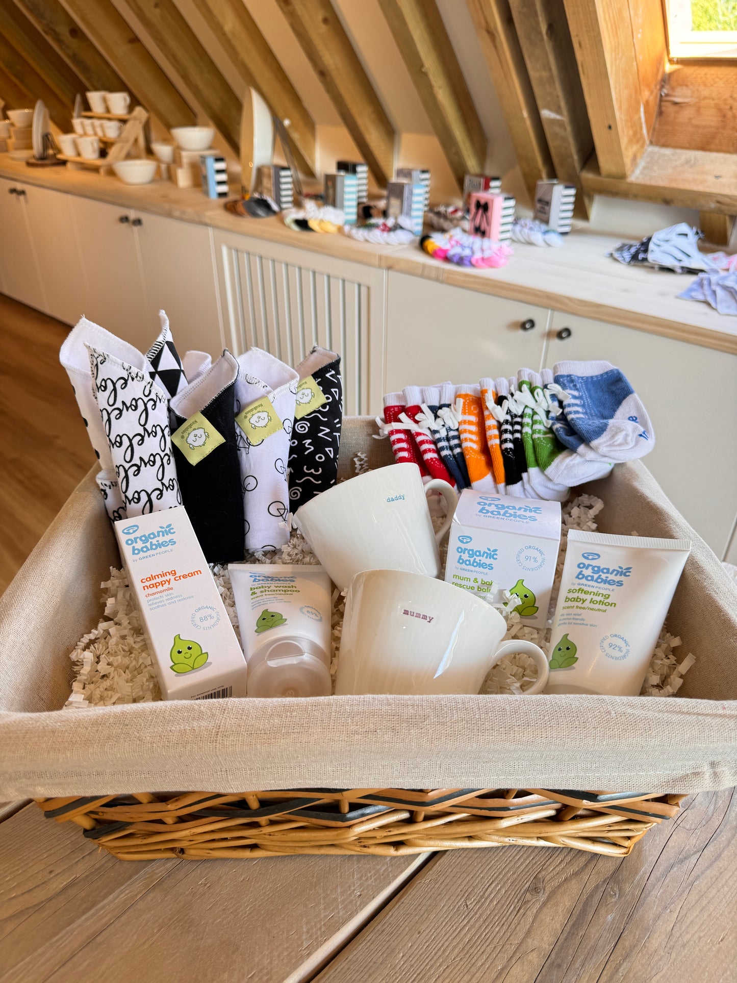 Medium Welcome To The World Baby Neutral Hamper